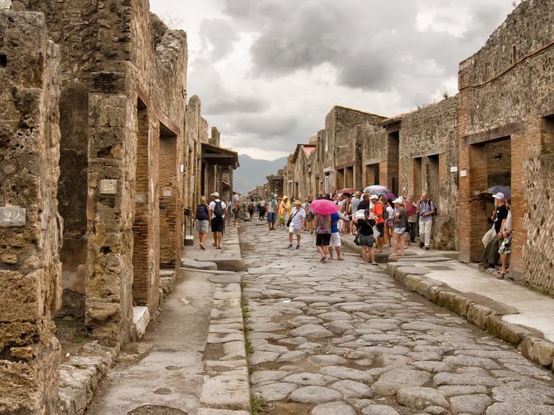 Tourists flock to pompeii