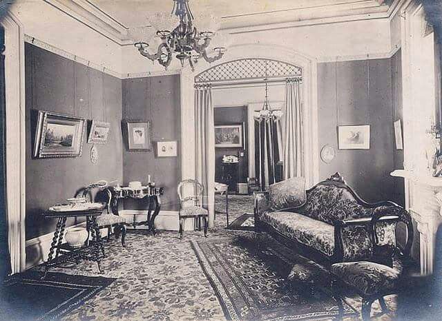 1800s Victorian parlor