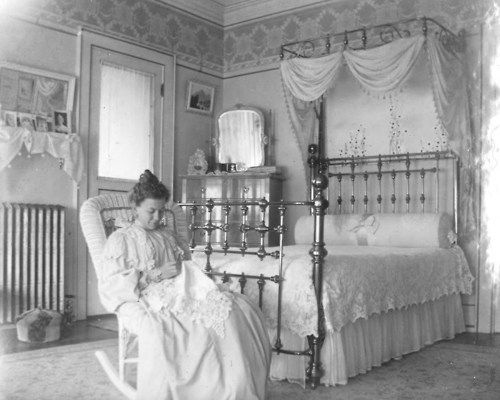 1800s Victorian bedroom